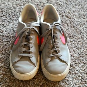 Women's Nike Tennies